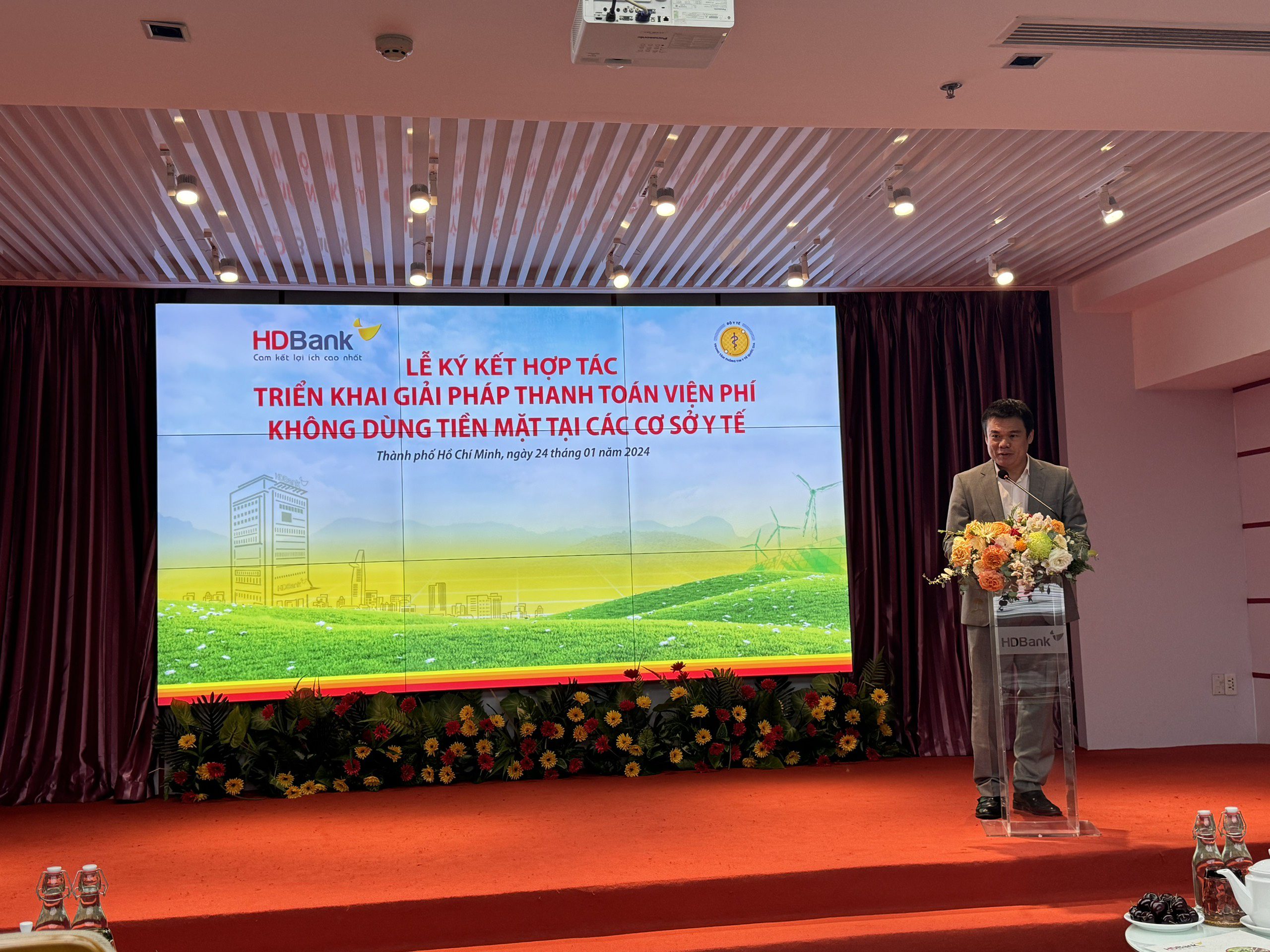 Hợp tác đẩy mạnh triển khai thanh toán không dùng tiền mặt trong lĩnh vực y tế