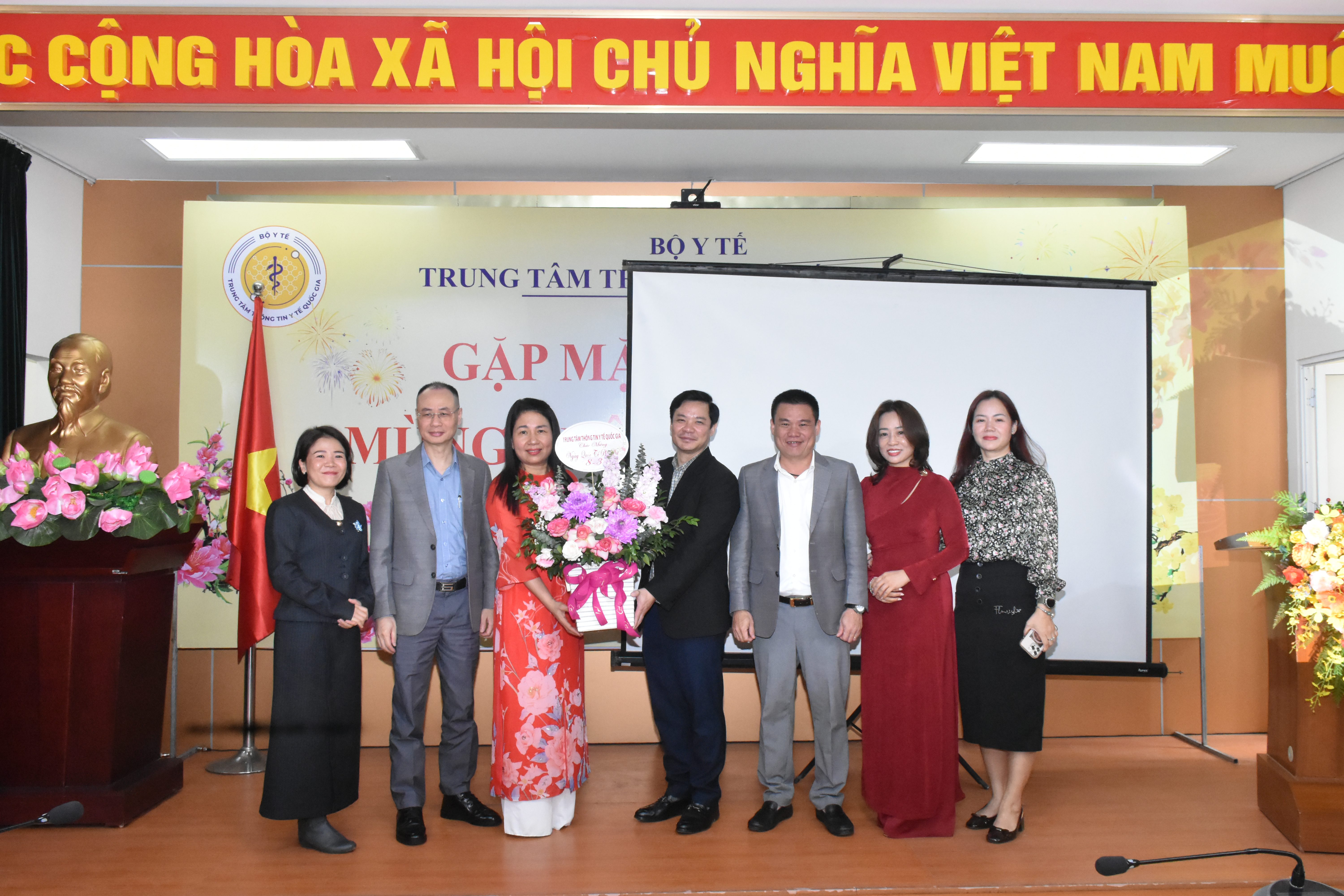 Trung tâm Thông tin Y tế Quốc gia tổ chức gặp mặt chúc mừng nữ cán bộ nhân dịp ngày 8/3